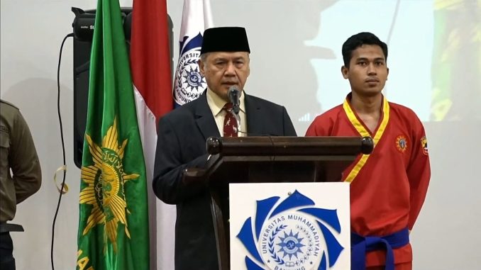 Ketua Badan Pengurus Harian (BPH) UM Bandung, Prof. Dr. Dadang Kahmad, M.Si. saat memberi pesan kepada para wisudawan tahun 2023
