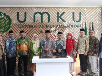 Ketua Umum PP Muhammadiyah Tandatangani Prasasti Gedung Crystal Building UMKU