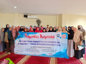 Pendampingan Pembuatan Lilin Aromaterapi Farmasi UHAMKA