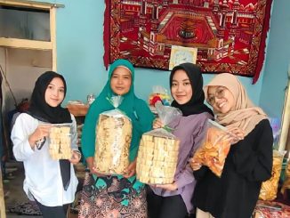 Tim Mahasiswa KKN STKIP Muh Kuningan Kunjungi UMKM Keripik