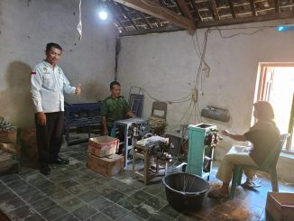 Sulam dan Suparmi, Difabel Binaan Alumni Ummad, Berdaya dengan Produksi Tusuk Sate