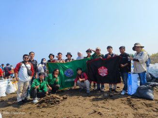 Respons Ajakan Pandawara dan TNI-Polri, Sejumlah Mahasiswa dan Dosen UMMI Ikuti Aksi Clean-up Pantai Loji