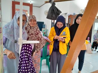 Adakan Pelayanan Posyandu, Mahasiswa KKN IBM Bekasi Harapkan Pemerintah Sediakan PMT