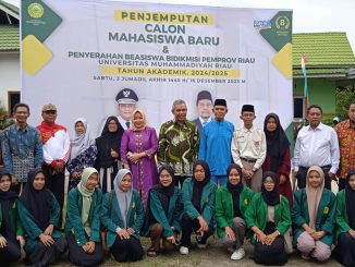 Rektor UMRI Jemput Langsung Mahasiswa Baru Penerima Beasiswa di Rumahnya
