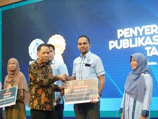Rektor Universitas Muhammadiyah Sumatera Utara (UMSU), Prof Dr Agussani, MAP saat menyerahkan insentif publikasi ilmiah dosen (Dok. UMSU)