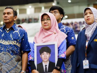 Momen Haru Wisuda UMS, Keluarga Wakili Wisuda Anaknya yang Meninggal Saat Berjuang Menempuh S2