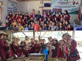 Dukung Ekonomi Lokal dan Digitalisasi: KKN STKIP Muhammadiyah OKU Timur Lakukan Studi UMKM Tahu Yami dan Sosialisasi Aplikasi Canva