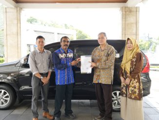 Dukung Mobilitas Kampus, UMY Serahkan Hibah Mobil ke STKIP Muhammadiyah Kalabahi
