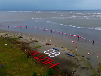 UM Kendari Kibarkan Bendera Merah Putih 580 Meter di Pantai Batu Gong