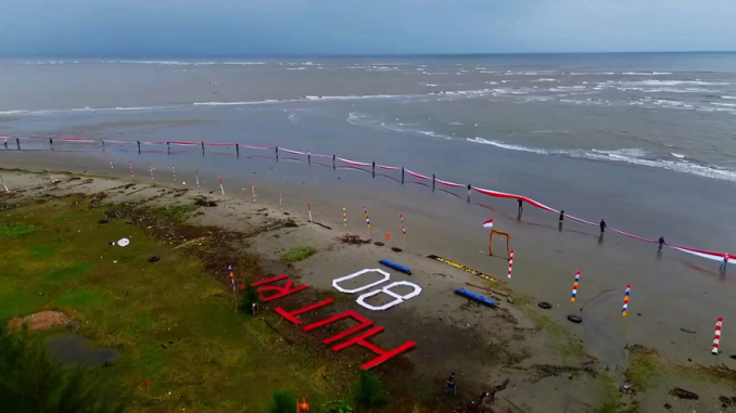 UM Kendari Kibarkan Bendera Merah Putih 580 Meter di Pantai Batu Gong