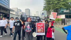 Mahasiswa FKM UMJ Qurrotul Aini Al-Bahri (pojok kanan) memberikan orasi pada Aksi Tolak Vape Fair 2025 di Car Free Day 2025, Jakarta.