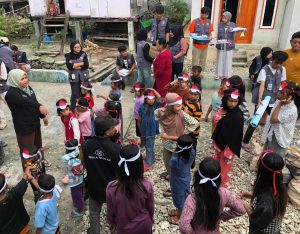 Mahasiswa KKN UMY Dampingi Anak Suku Bajo Belajar Literasi dan Numerasi