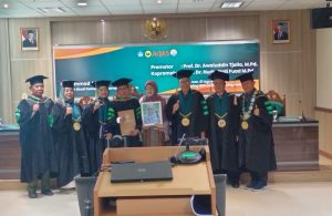 Muhammad Arjul setelah Sidang Promosi Doktor dalam bidang Manajemen Pendidikan.