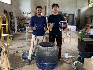 Mahasiswa UM Kendari Hadirkan Tong Pembakaran Minim Asap, Solusi Ramah Lingkungan di Desa Wawouso
