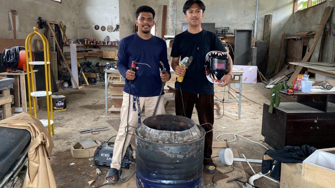 Mahasiswa UM Kendari Hadirkan Tong Pembakaran Minim Asap, Solusi Ramah Lingkungan di Desa Wawouso