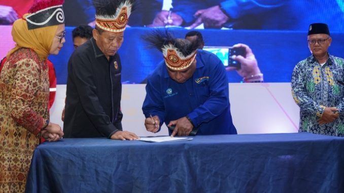 Adakan MATRAS, UNIMUDA Sorong Cetak Rekor MURI Penggunaan Mahkota Papua Terbanyak dan Terlama