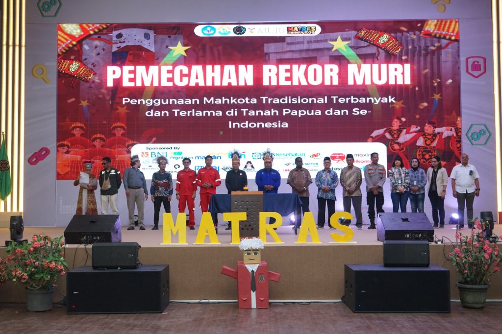 Adakan MATRAS, UNIMUDA Sorong Cetak Rekor MURI Penggunaan Mahkota Papua Terbanyak dan Terlama