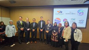 Dr. Norma Sari bersama pimpinan perguruan tinggi saat course di Crawford School of Public Policy, Australian National University (ANU). (Dok. Istimewa)