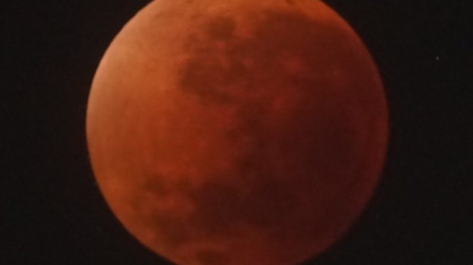 Fenomena Gerhana Bulan Total di UM Surabaya Satu langit, Satu Indonesia