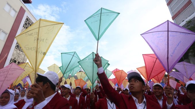 Layang-Layang Jadi Media Ekspresi, Ribuan Mahasiswa Baru UM Surabaya Gaungkan Simbol Kebebasan Layang-Layang Jadi Media Ekspresi, Ribuan Mahasiswa Baru UM Surabaya Gaungkan Simbol Kebebasan