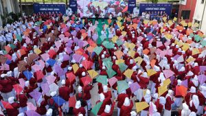 Ribuan layang-Layang Jadi Media Ekspresi, Ribuan Mahasiswa Baru UM Surabaya