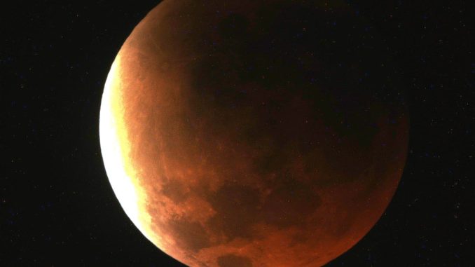 Unismuh Makassar Gelar Pengamatan Gerhana Bulan Total dan Salat Khusuf