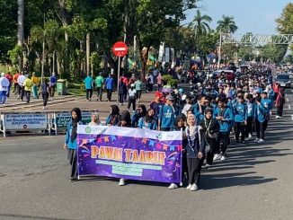 Semarak Milad ke-61, Ribuan Civitas Akademika UMPWR Meriahkan Pawai Taaruf Mahasiswa Baru
