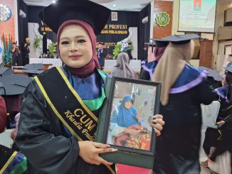 Kisah Haru Wisuda Khaulia Bawa Foto Ibu ke Panggung Wisuda