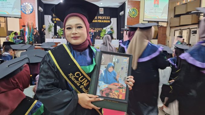 Kisah Haru Wisuda Khaulia Bawa Foto Ibu ke Panggung Wisuda Kisah Haru Wisuda Khaulia Bawa Foto Ibu ke Panggung Wisuda