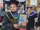 Kisah Haru Wisuda Khaulia Bawa Foto Ibu ke Panggung Wisuda