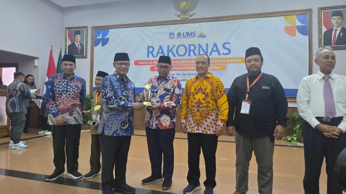 Rektor UM Palembang Terima Penghargaan PP Muhammadiyah atas Komitmen Pengkaderan Rektor UM Palembang Terima Penghargaan PP Muhammadiyah atas Komitmen Pengkaderan