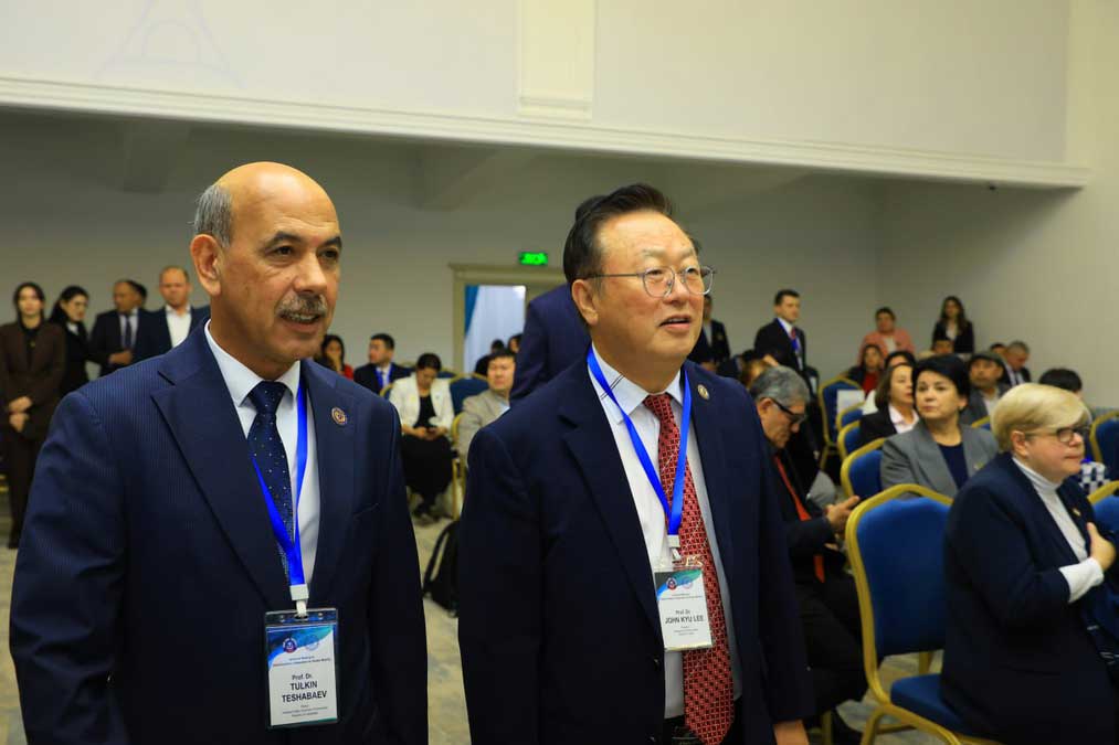Teshabayev Tulkin Zakirovich (Rector Tashkent State University of Economic) dan John Kyu Lee (President Kyungdong University Global)