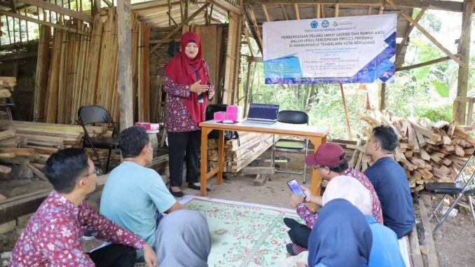UNIMUS Dorong Kemandirian UMKM Gazebo dan Rumah Kayu di Mangunharjo
