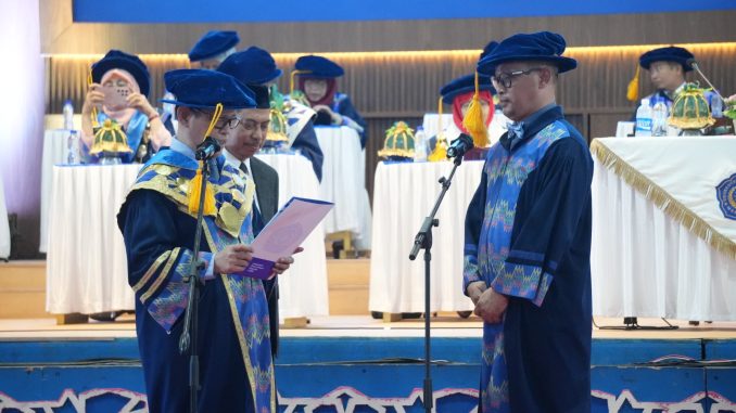 Erwin Akib Resmi Dikukuhkan Jadi Guru Besar, Kini Unismuh Makassar Miliki 28 Profesor Erwin Akib Resmi Dikukuhkan Jadi Guru Besar, Kini Unismuh Makassar Miliki 28 Profesor