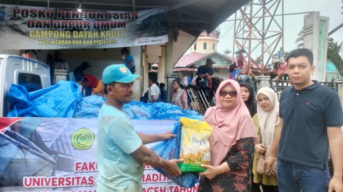 Fakultas Hukum Unmuha Salurkan 200 Paket Bantuan untuk Korban Banjir Pidie Jaya