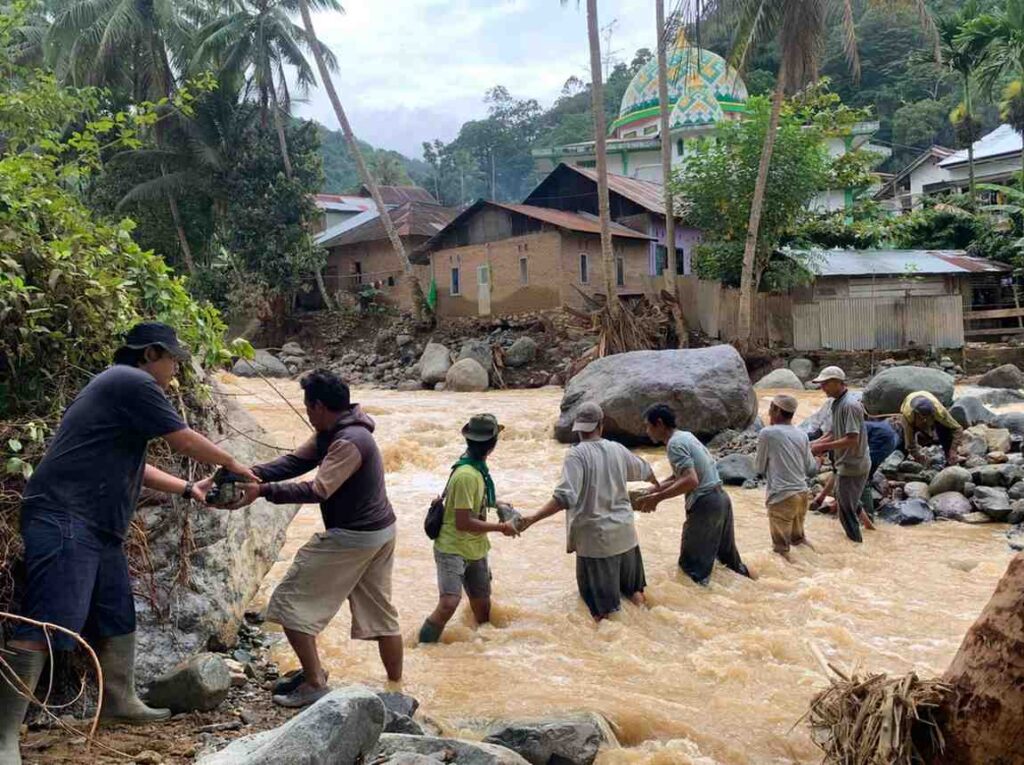 MDMC Bengkulu dan Warga Bangun Jembatan Darurat