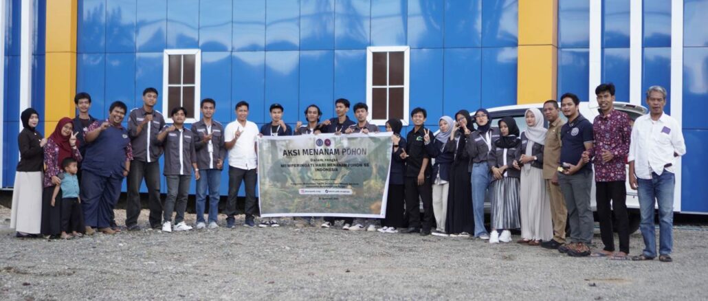 Mahasiswa UM Palopo Gaungkan Isu Kota Hijau Lewat Aksi Menanam Pohon