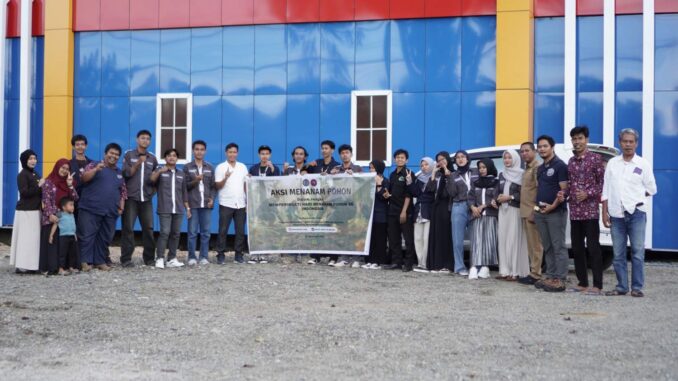 Mahasiswa UM Palopo Gaungkan Isu Kota Hijau Lewat Aksi Menanam Pohon