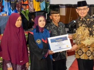 Putri Penjual Ikan Keliling Raih Cumlaude di TMU: Kisah Perjuangan yang Menggetarkan dan Menginspirasi