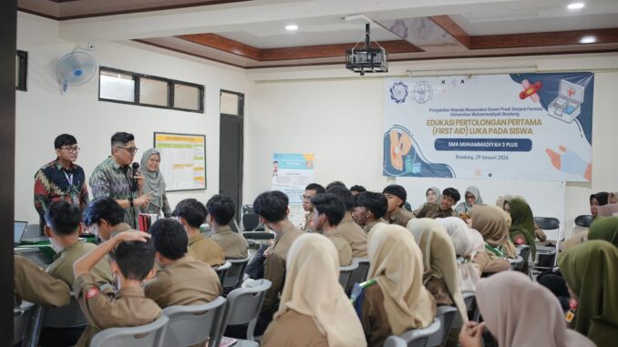Farmasi UM Bandung Bekali Siswa SMA Muhammadiyah 3 Plus dengan Edukasi Dasar First Aid