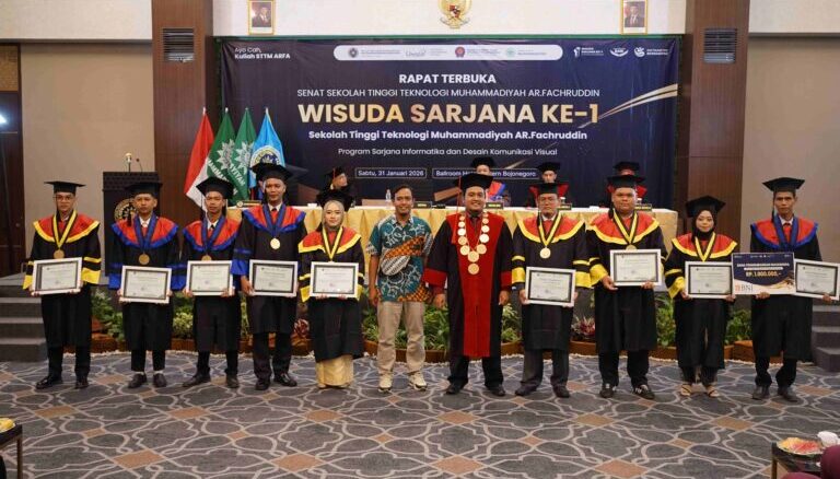 Wisuda Perdana STTM AR Fachruddin, Lulusan Siap Masuki Dunia Profesional
