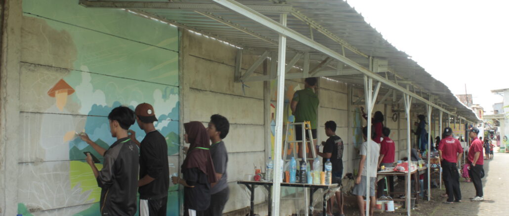 Banjar Kemantren Jadi Ruang Kolaborasi: Mahasiswa Umsida Gaungkan Lingkungan, Digitalisasi, dan Seni