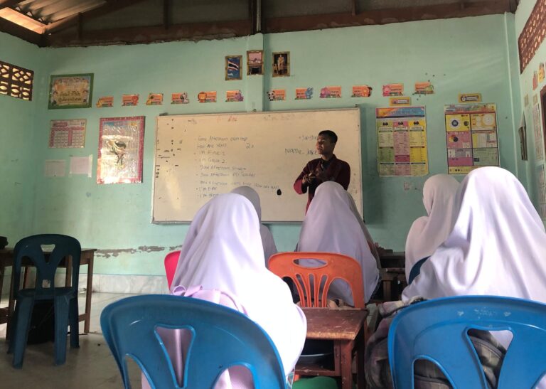 mahaisiswa umsida mengajari di sekolah thailand