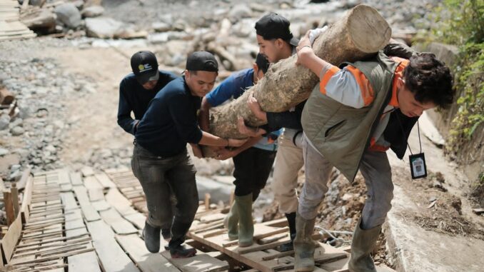 Mahasiswa Unmuha Bangun Masjid Darurat bagi Warga Terdampak Bencana di Bener Meriah