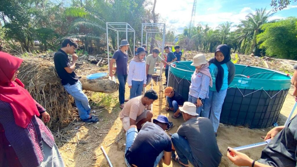 TIM Program Mahasiswa Berdampak UM Tapsel sedang menyiapkan kolam ikan dari terpal di Aek Ngadol, Tapsel.