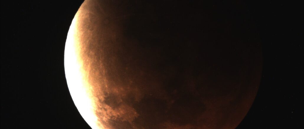 Unismuh Makassar Gelar Salat Khusuf dan Pengamatan Gerhana Bulan Total