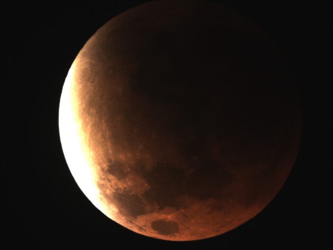 Unismuh Makassar Gelar Salat Khusuf dan Pengamatan Gerhana Bulan Total