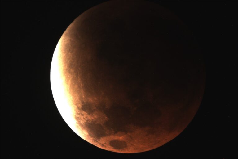 Unismuh Makassar Gelar Salat Khusuf dan Pengamatan Gerhana Bulan Total