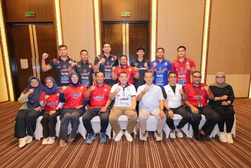 Para pemain Jakarta LavAni bersama sejumlah pejabat UM Indonesia yang menyaksikan laga final Proliga 2026.