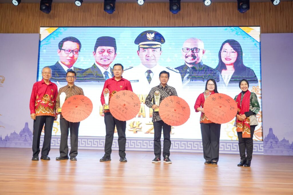 Rektor UMP Raih Cahaya Puhua Award, Perkuat Komitmen Pendidikan Multikultural.
